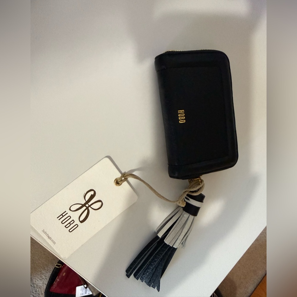 Hobo Nila zip Around-Black and White